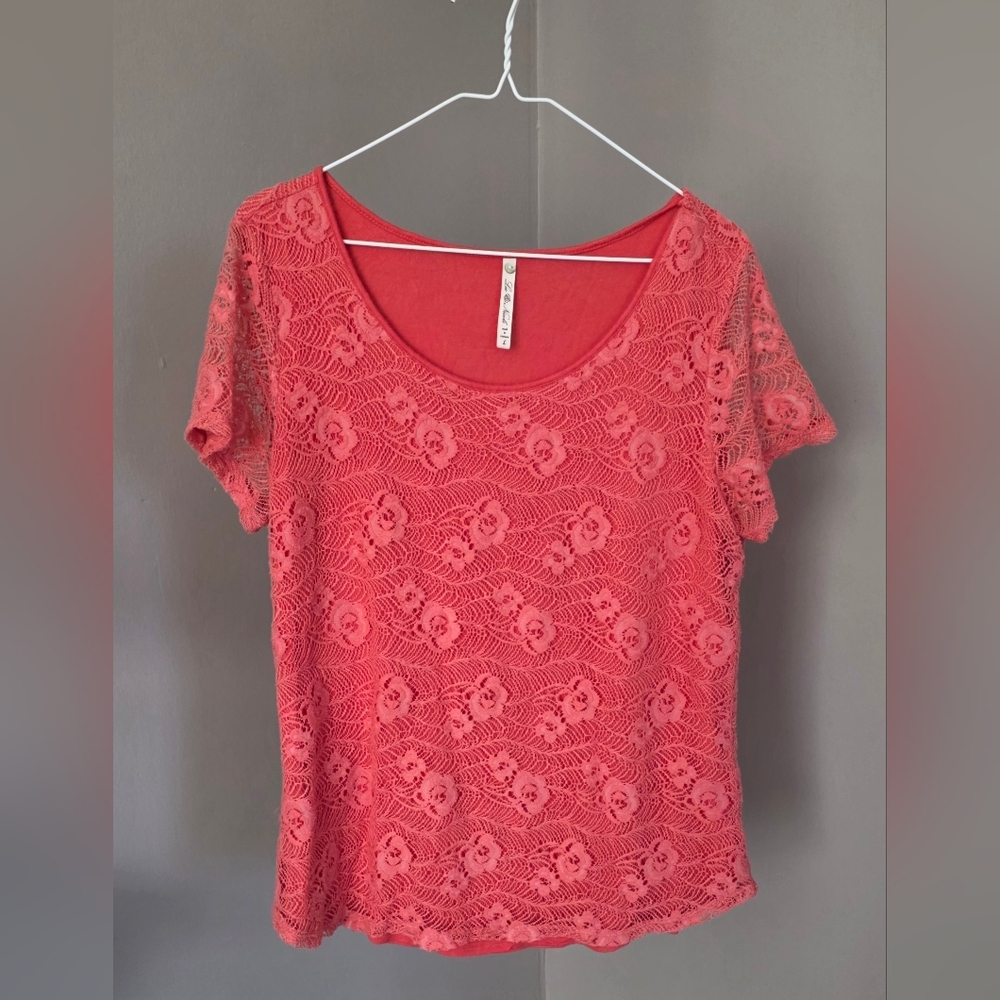 Leo & Nicole Coral Lace Short Sleeve Top